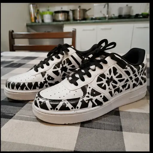 Tênis personalizado de Rafael Nogueira: Stencil monocromático